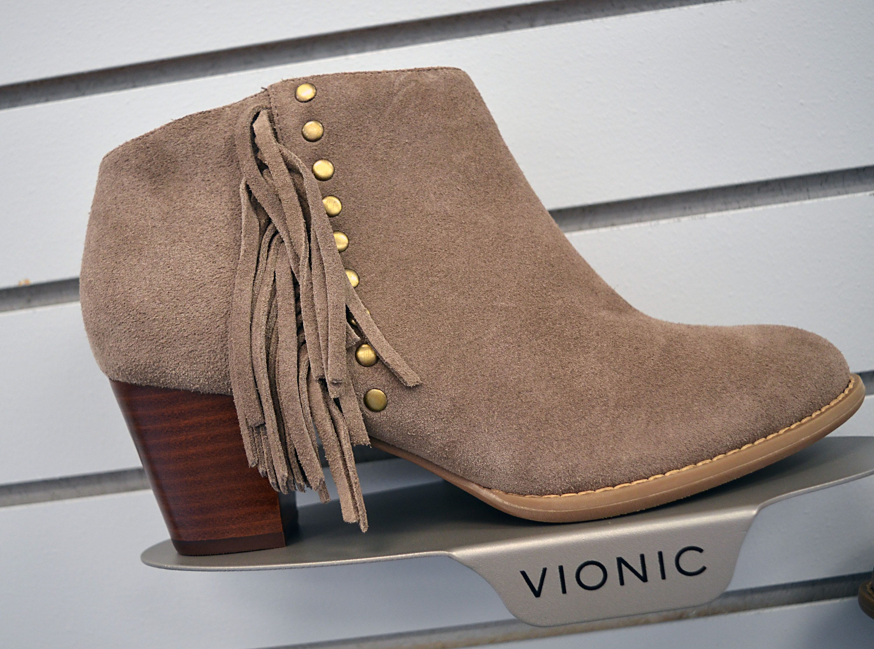shoe stores that sell vionic shoes